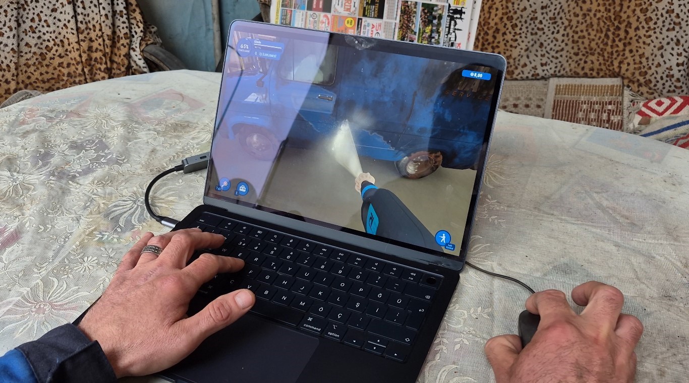 Yıllardır yaptığı mesleğinin bilgisayar oyununu oynadı
