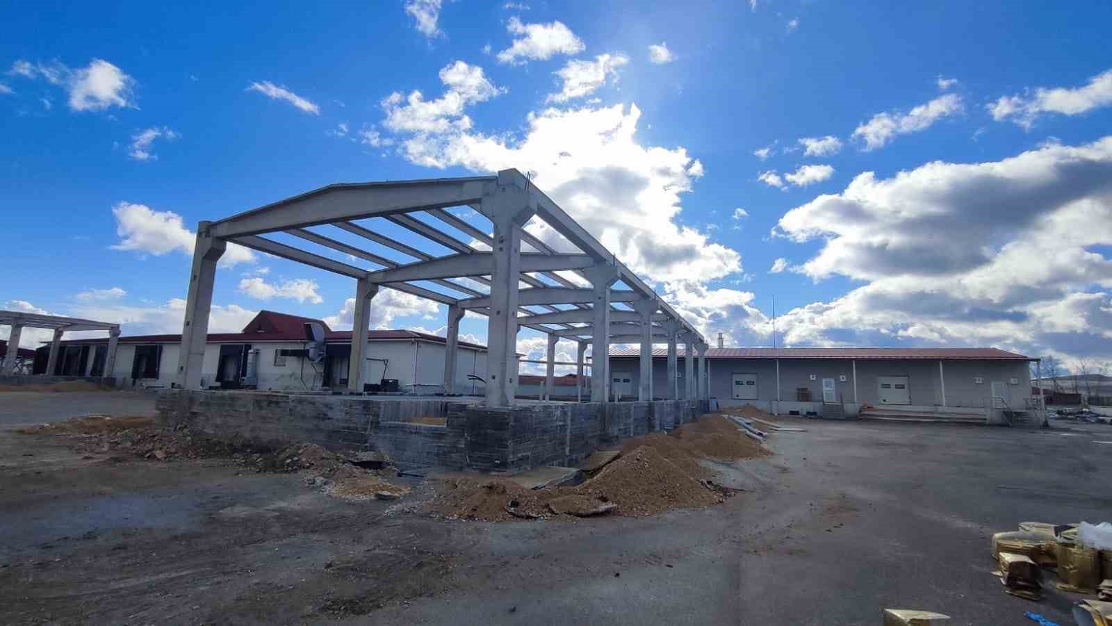 Yıllık 5 milyon kutu kedi-köpek maması üretim kapasitesine sahip olacak tesisinde çalışmalar sürüyor
