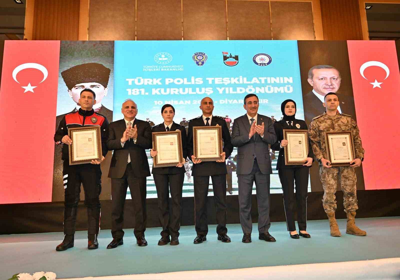 Yılmaz: ’’Attığımız her adımda, yürüttüğümüz her çalışmada aziz şehitlerimizin hatırasına ve gazilerimizin fedakarlığına daima sahip çıkıyoruz’’
Yılmaz: ’’Attığımız her adımda, yürüttüğümüz her çalışmada aziz şehitlerimizin hatırasına ve gazilerimizin fedakarlığına daima sahip çıkıyoruz’’