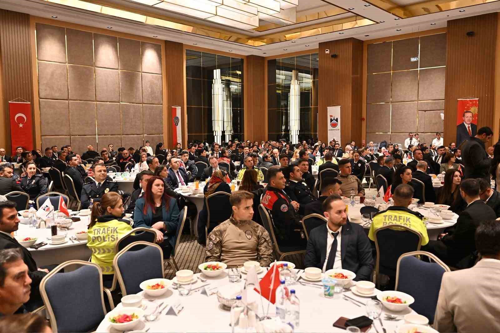 Yılmaz: ’’Attığımız her adımda, yürüttüğümüz her çalışmada aziz şehitlerimizin hatırasına ve gazilerimizin fedakarlığına daima sahip çıkıyoruz’’
Yılmaz: ’’Attığımız her adımda, yürüttüğümüz her çalışmada aziz şehitlerimizin hatırasına ve gazilerimizin fedakarlığına daima sahip çıkıyoruz’’