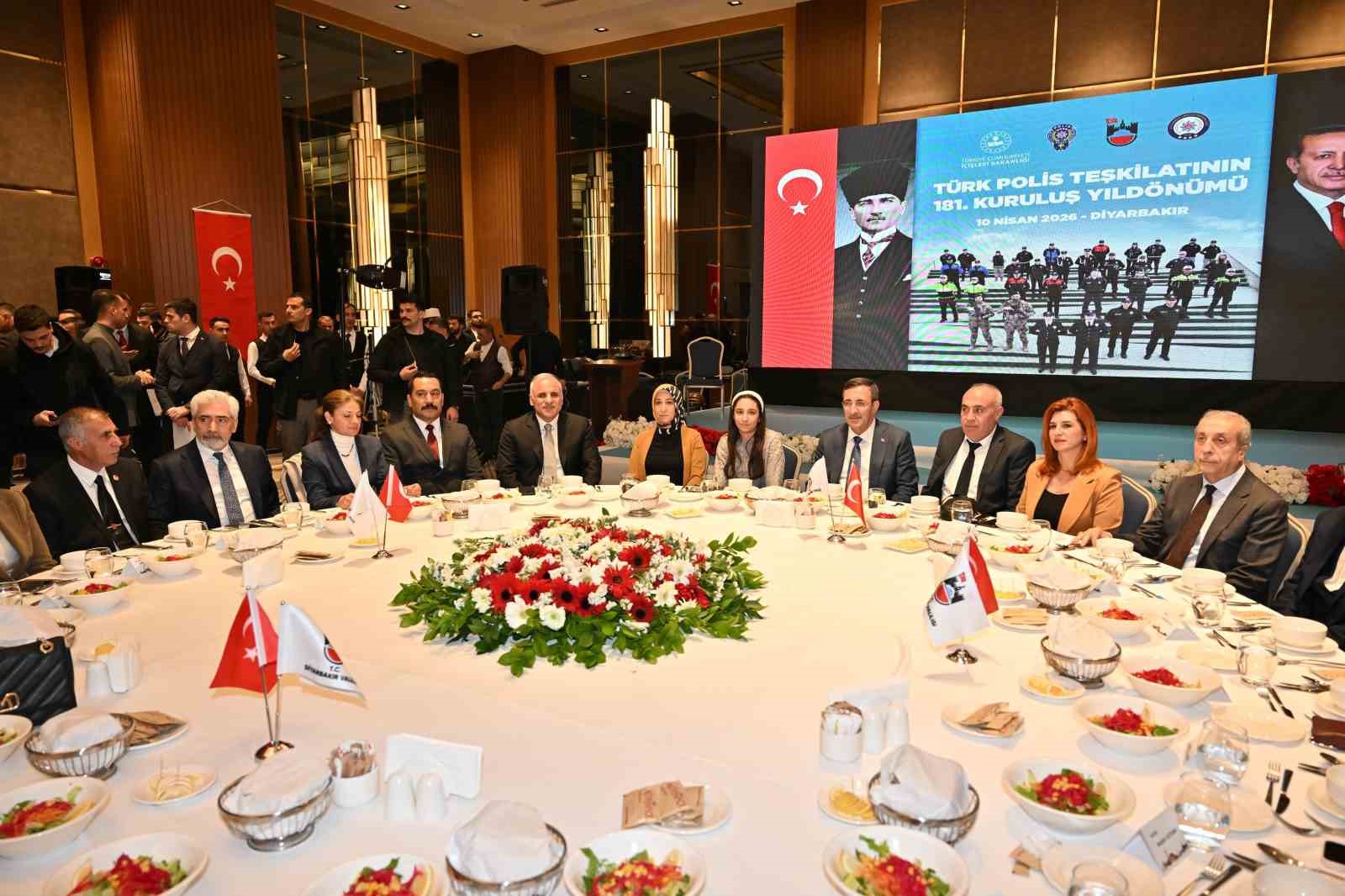 Yılmaz: ’’Attığımız her adımda, yürüttüğümüz her çalışmada aziz şehitlerimizin hatırasına ve gazilerimizin fedakarlığına daima sahip çıkıyoruz’’
Yılmaz: ’’Attığımız her adımda, yürüttüğümüz her çalışmada aziz şehitlerimizin hatırasına ve gazilerimizin fedakarlığına daima sahip çıkıyoruz’’