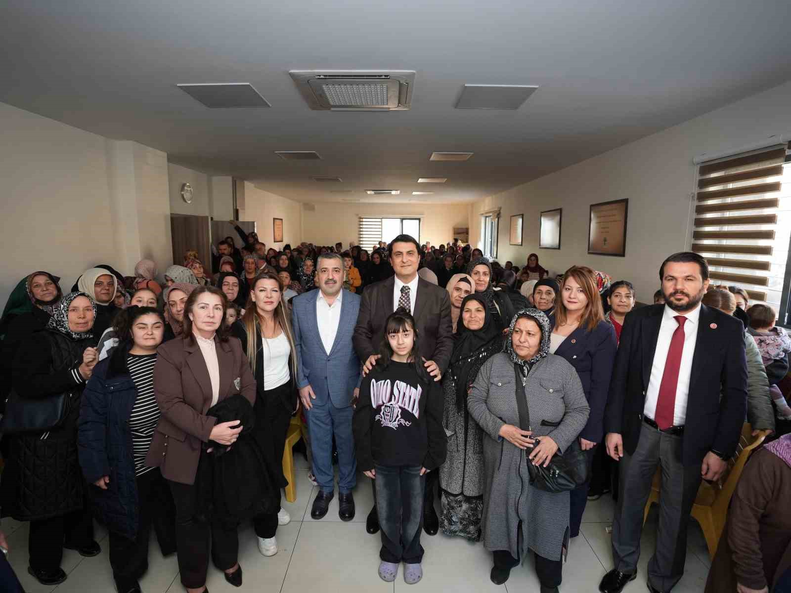 Yılmaz Karşıyaka’da kadınlarla buluştu
Yılmaz Karşıyaka’da kadınlarla buluştu