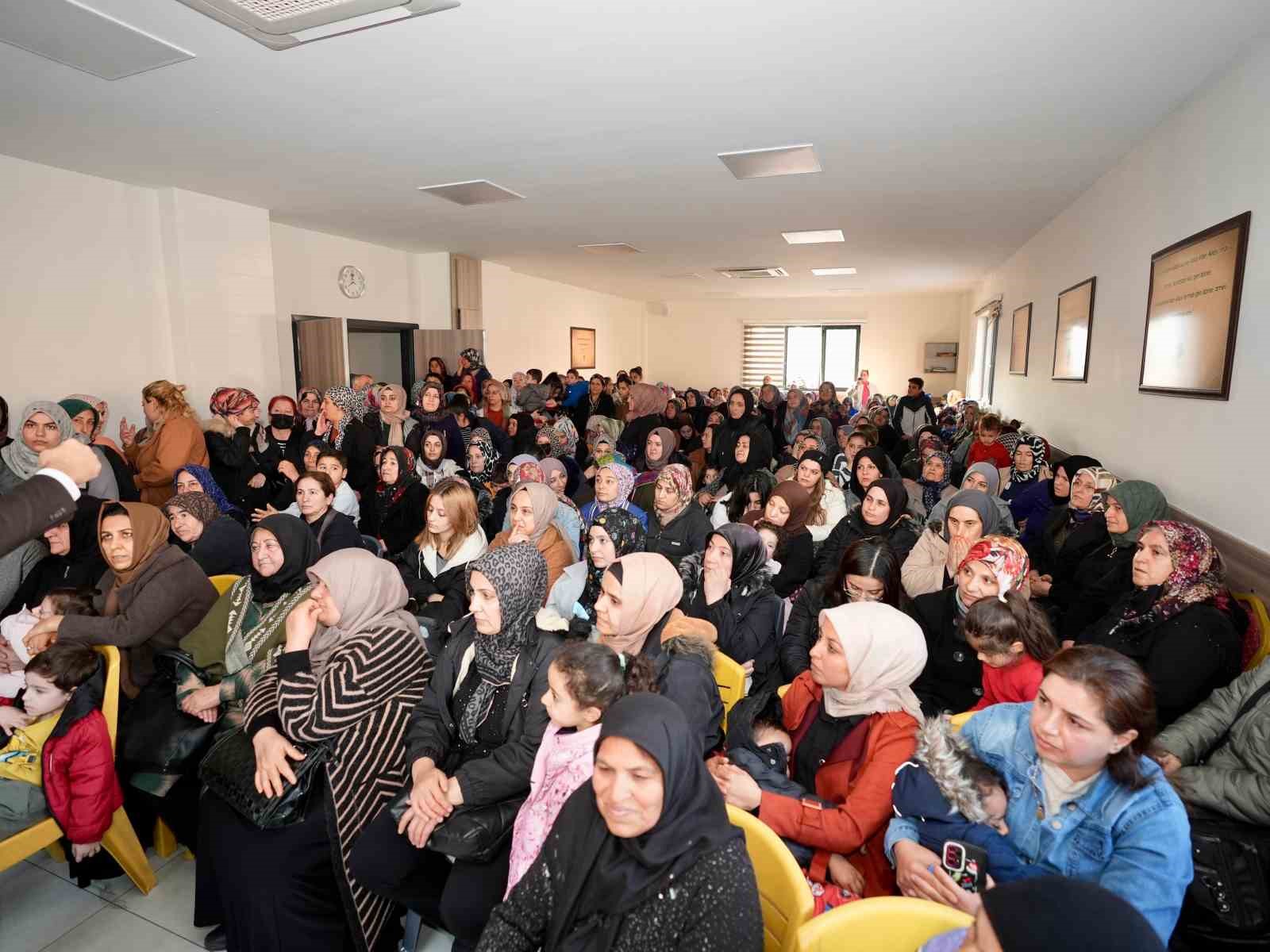 Yılmaz Karşıyaka’da kadınlarla buluştu
Yılmaz Karşıyaka’da kadınlarla buluştu