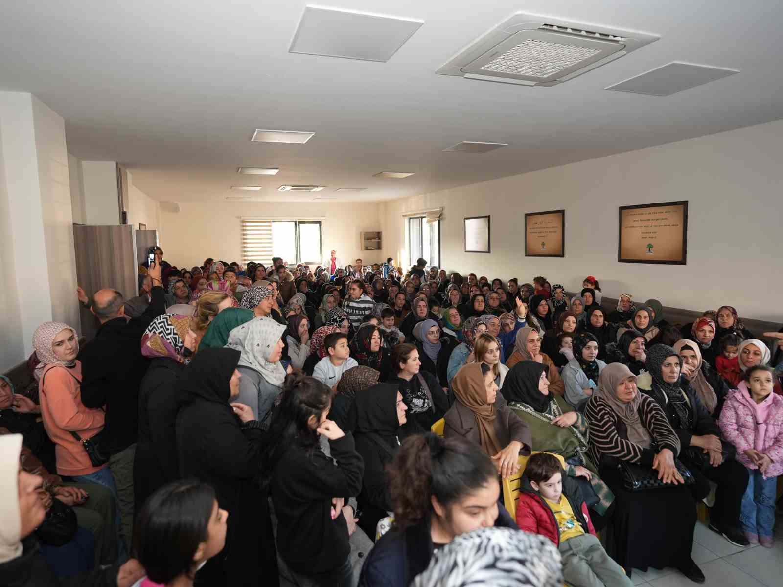 Yılmaz Karşıyaka’da kadınlarla buluştu
Yılmaz Karşıyaka’da kadınlarla buluştu