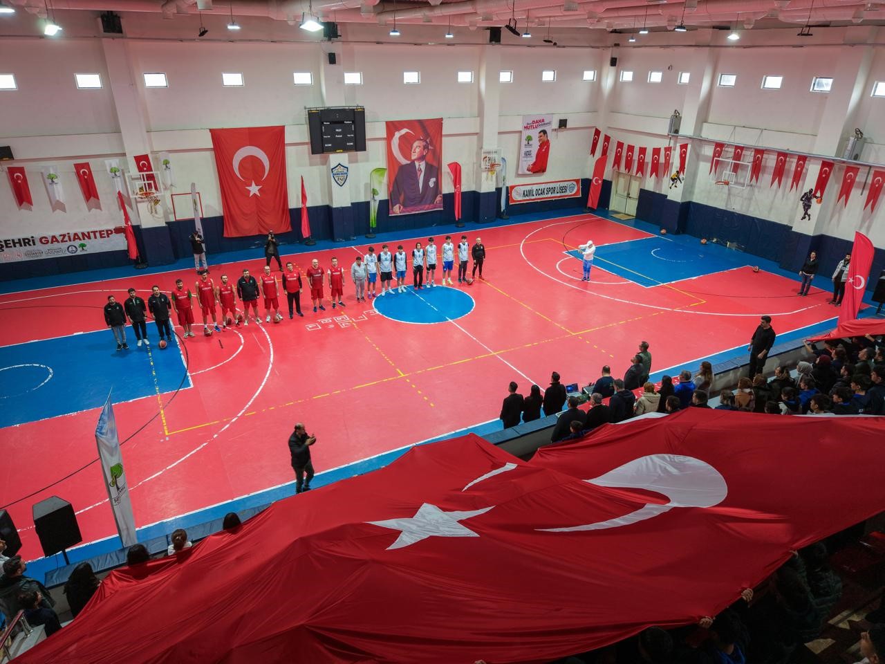 Yılmaz, parkede gençlerle kozlarını paylaştı
