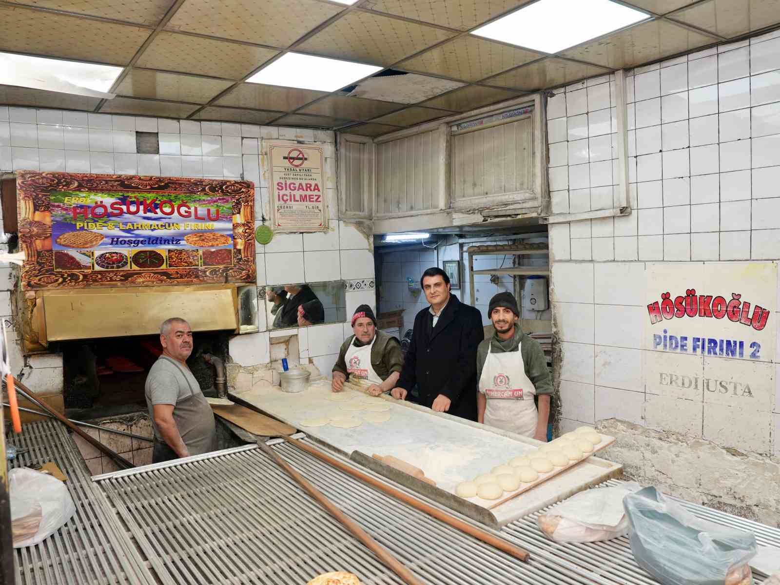 Yılmaz, tarihi mahallelerde esnaf ve vatandaşlarla buluştu
Yılmaz, tarihi mahallelerde esnaf ve vatandaşlarla buluştu