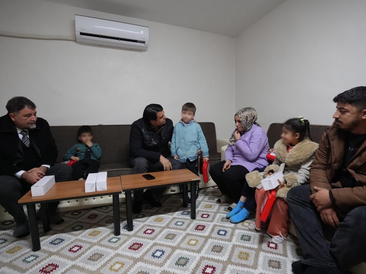 Yılmaz’dan evi yanan Kömek ailesine anlamlı ziyaret
Yılmaz’dan evi yanan Kömek ailesine anlamlı ziyaret