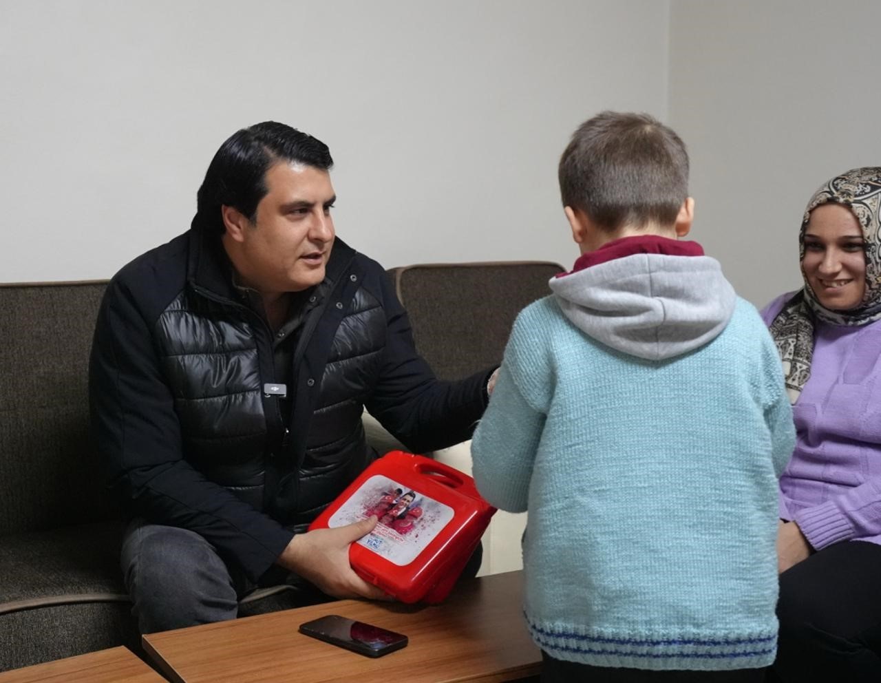 Yılmaz’dan evi yanan Kömek ailesine anlamlı ziyaret
Yılmaz’dan evi yanan Kömek ailesine anlamlı ziyaret