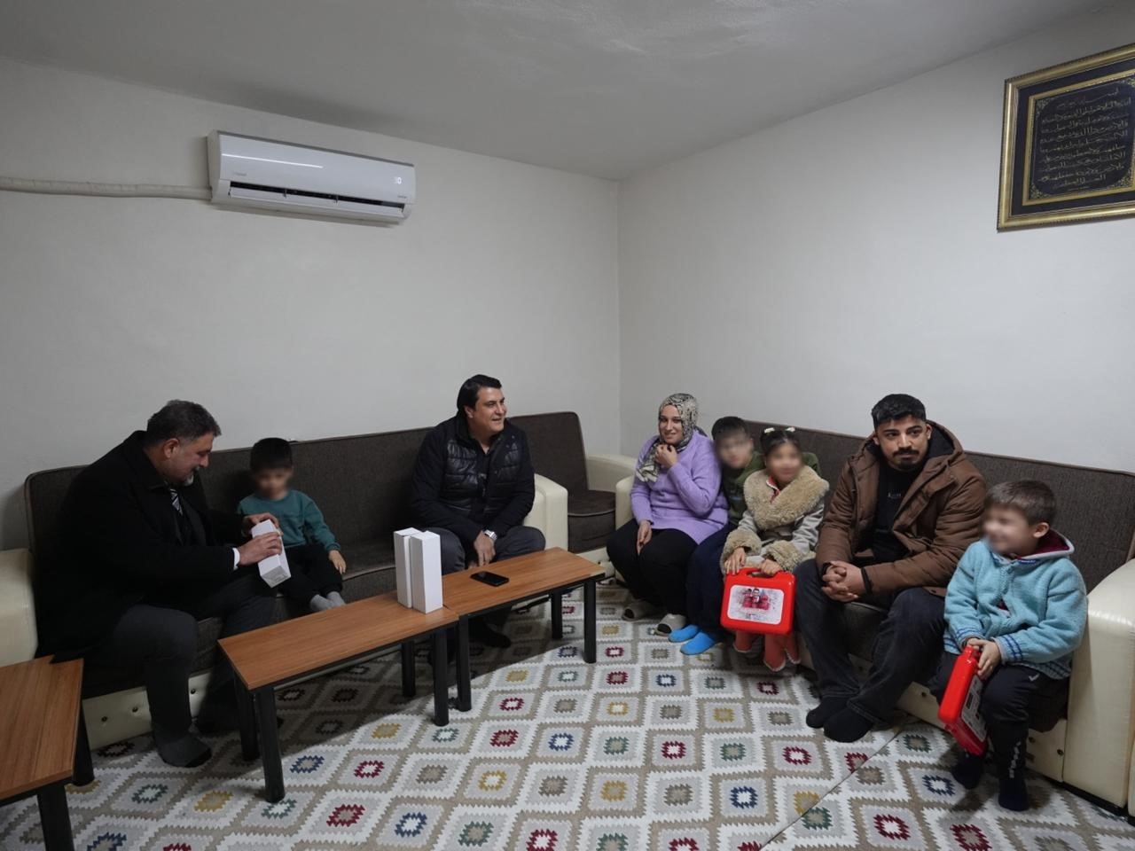 Yılmaz’dan evi yanan Kömek ailesine anlamlı ziyaret
Yılmaz’dan evi yanan Kömek ailesine anlamlı ziyaret