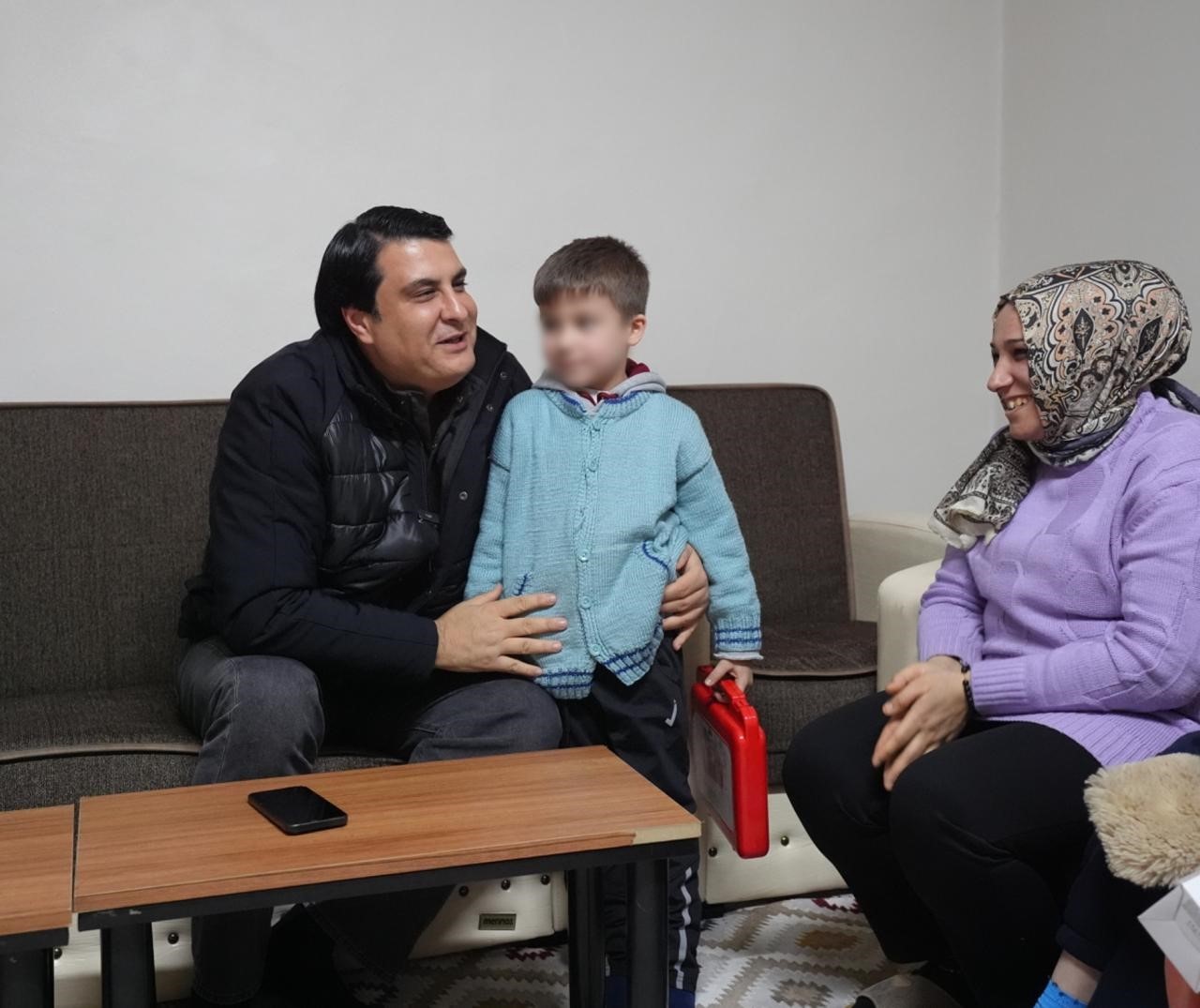 Yılmaz’dan evi yanan Kömek ailesine anlamlı ziyaret
Yılmaz’dan evi yanan Kömek ailesine anlamlı ziyaret