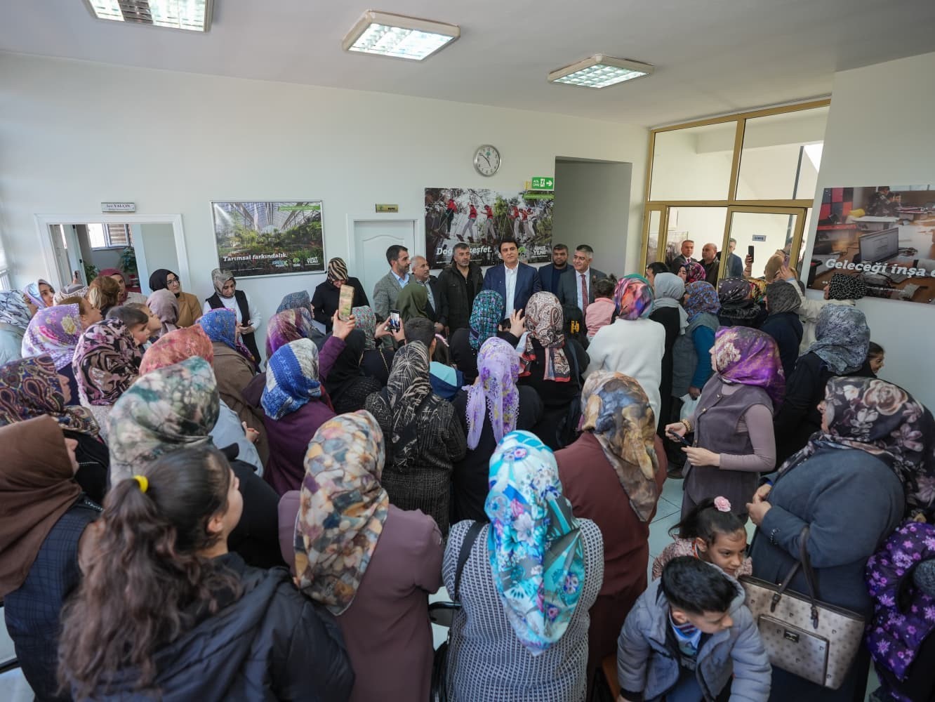 Yılmaz’dan kadın ve çocuklara anlamlı ziyaret

