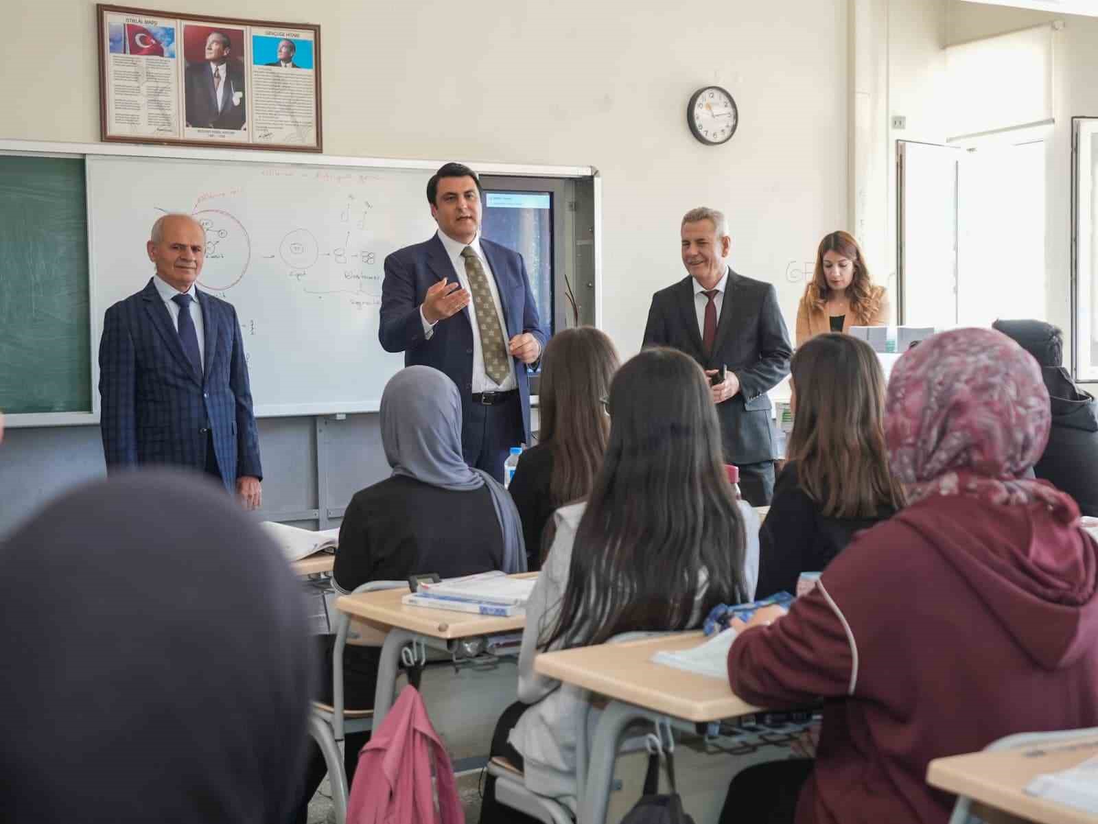 Yılmaz’dan üniversite adaylarına destek
