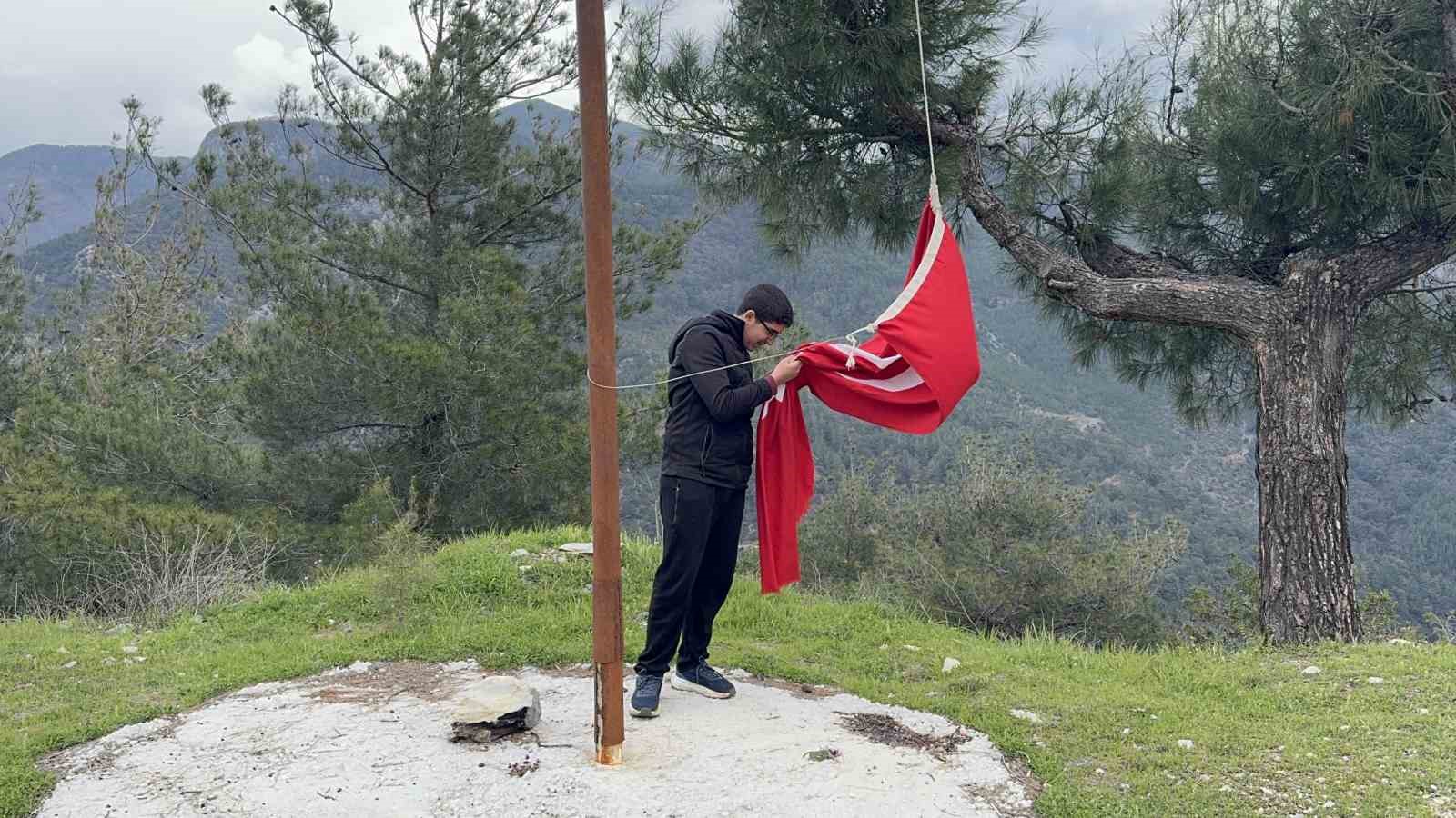 Yıpranan bayrağı fark eden öğrenci, yenisiyle değiştirdi
