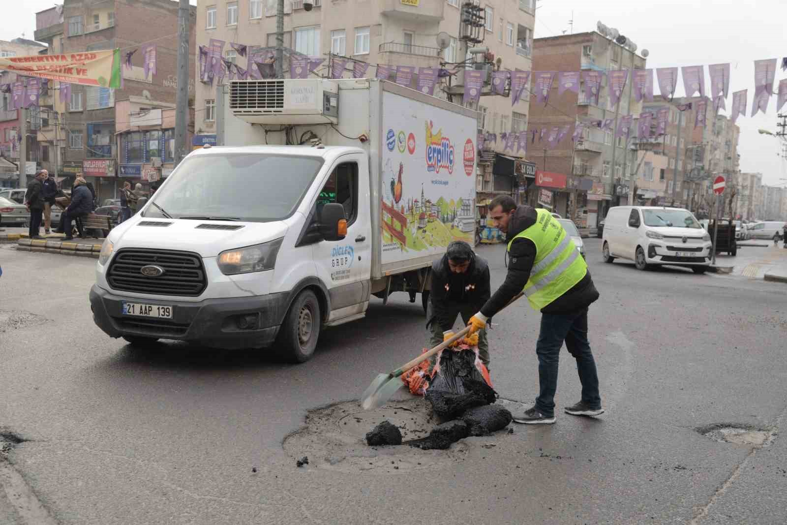 Yoğun kar, don ve tuzlama sonrası bozulan yollarda onarım çalışması başlatıldı
