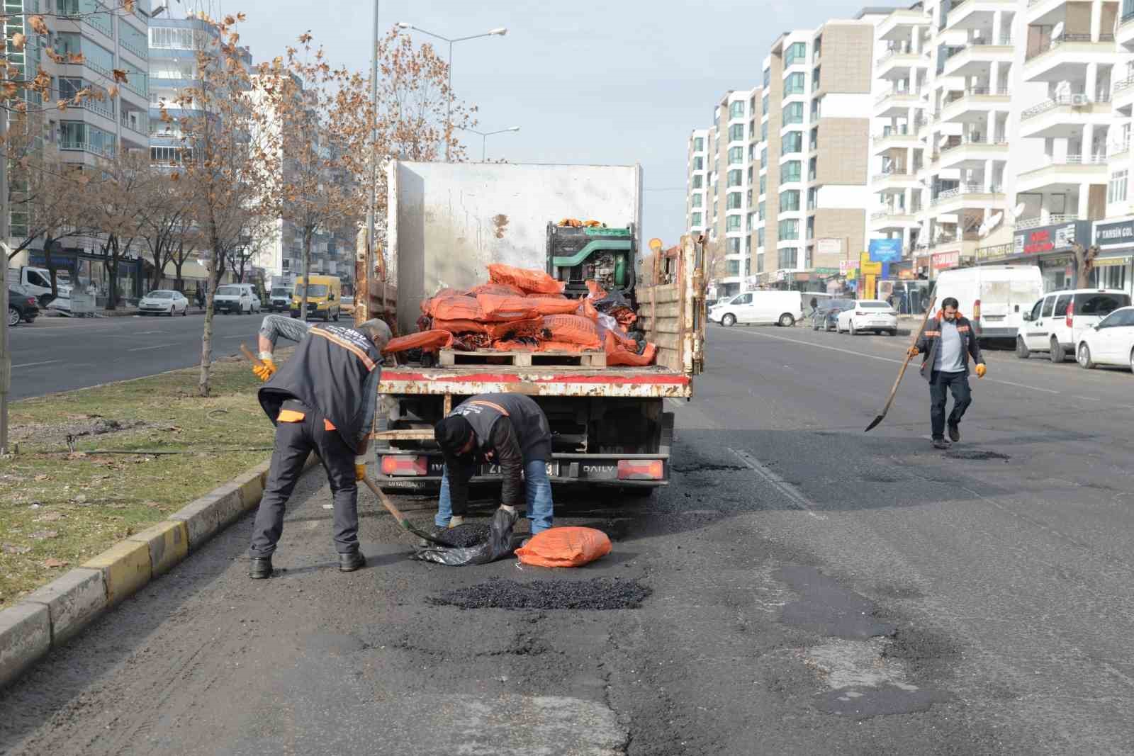 Yoğun kar, don ve tuzlama sonrası bozulan yollarda onarım çalışması başlatıldı
