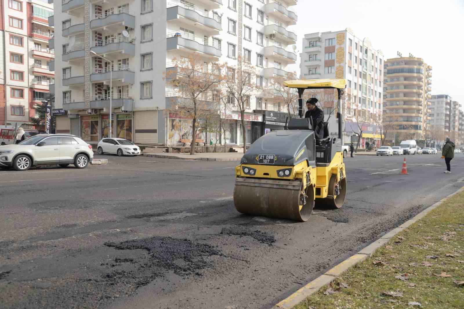 Yoğun kar, don ve tuzlama sonrası bozulan yollarda onarım çalışması başlatıldı
