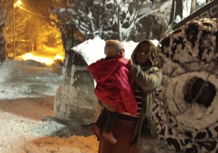 Yoğun kar engel olamadı: Ekipler hastayı 112’ye yetiştirdi
