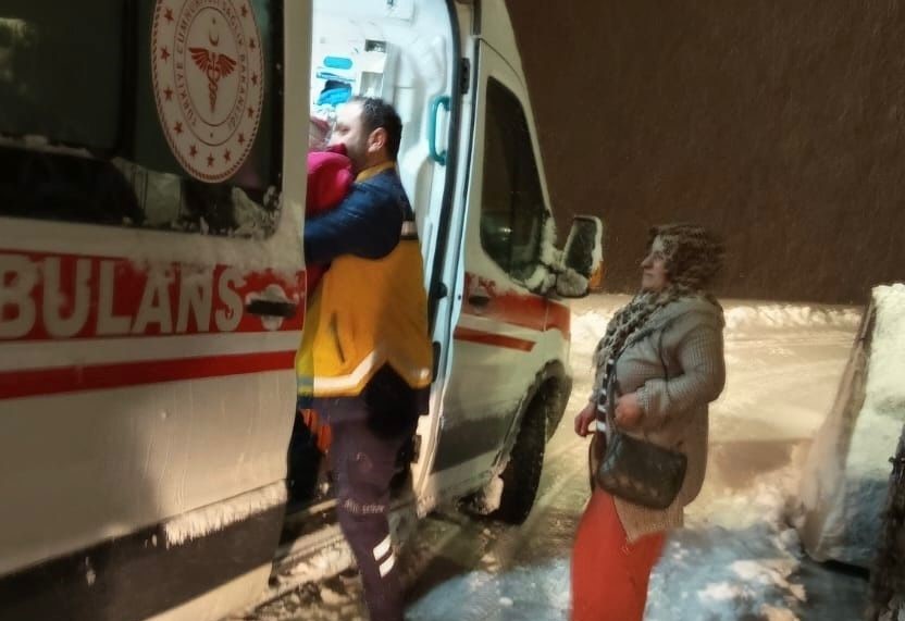 Yoğun kar engel olamadı: Ekipler hastayı 112’ye yetiştirdi
