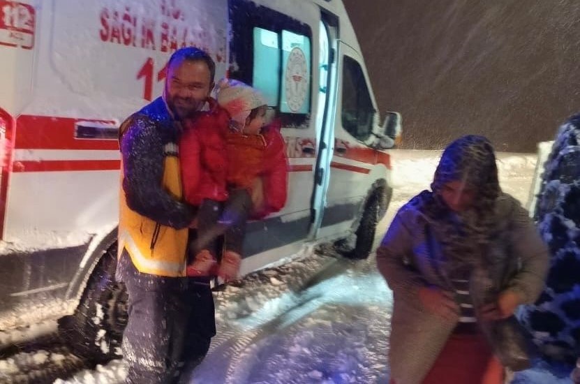 Yoğun kar engel olamadı: Ekipler hastayı 112’ye yetiştirdi
