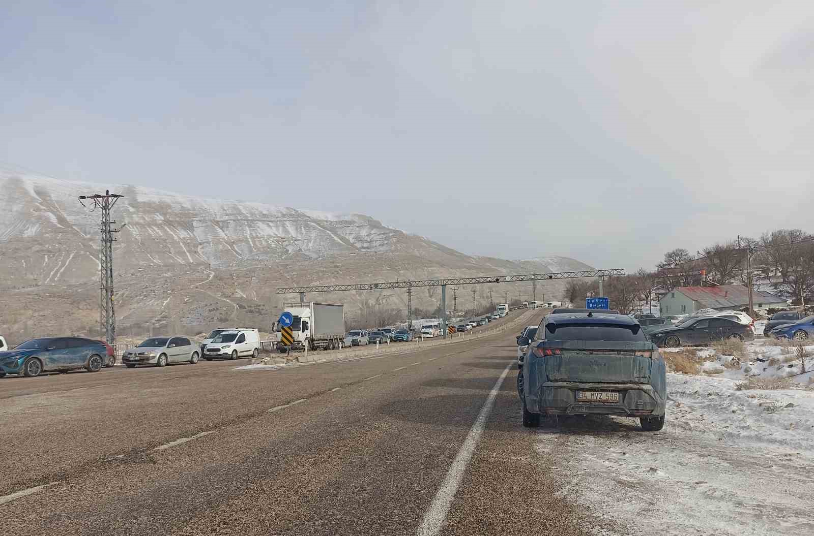 Yoğun kar ilçeyi esir aldı, Kayseri-Malatya yolu trafiğe kapatıldı
