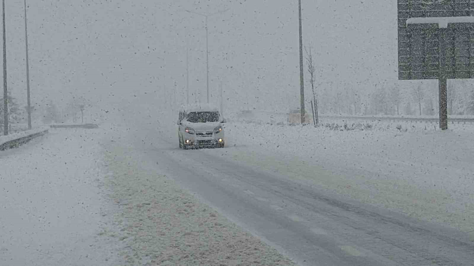 Yoğun kar kenti beyaza bürüdü
