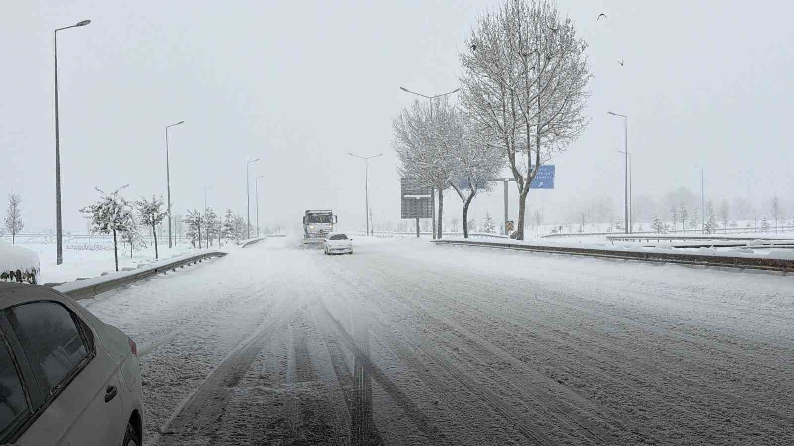 Yoğun kar kenti beyaza bürüdü
