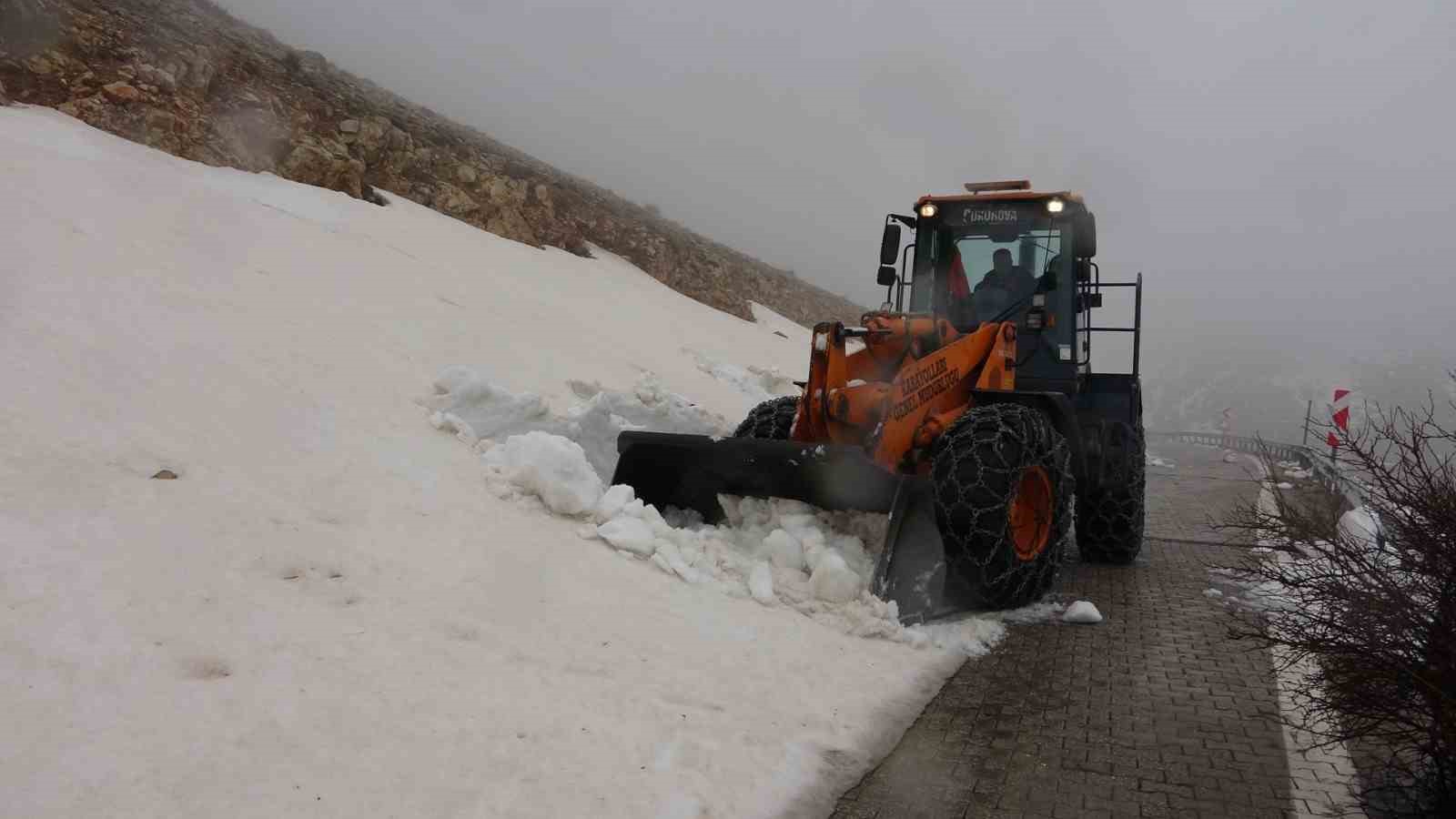 Yoğun kar nedeniyle kapalı olan Nemrut Dağı yolu açılıyor
