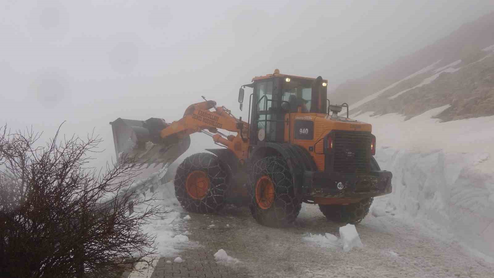 Yoğun kar nedeniyle kapalı olan Nemrut Dağı yolu açılıyor
