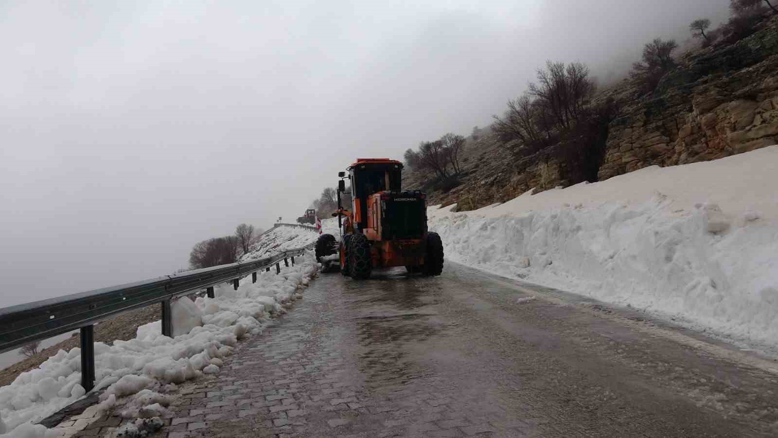 Yoğun kar nedeniyle kapalı olan Nemrut Dağı yolu açılıyor
