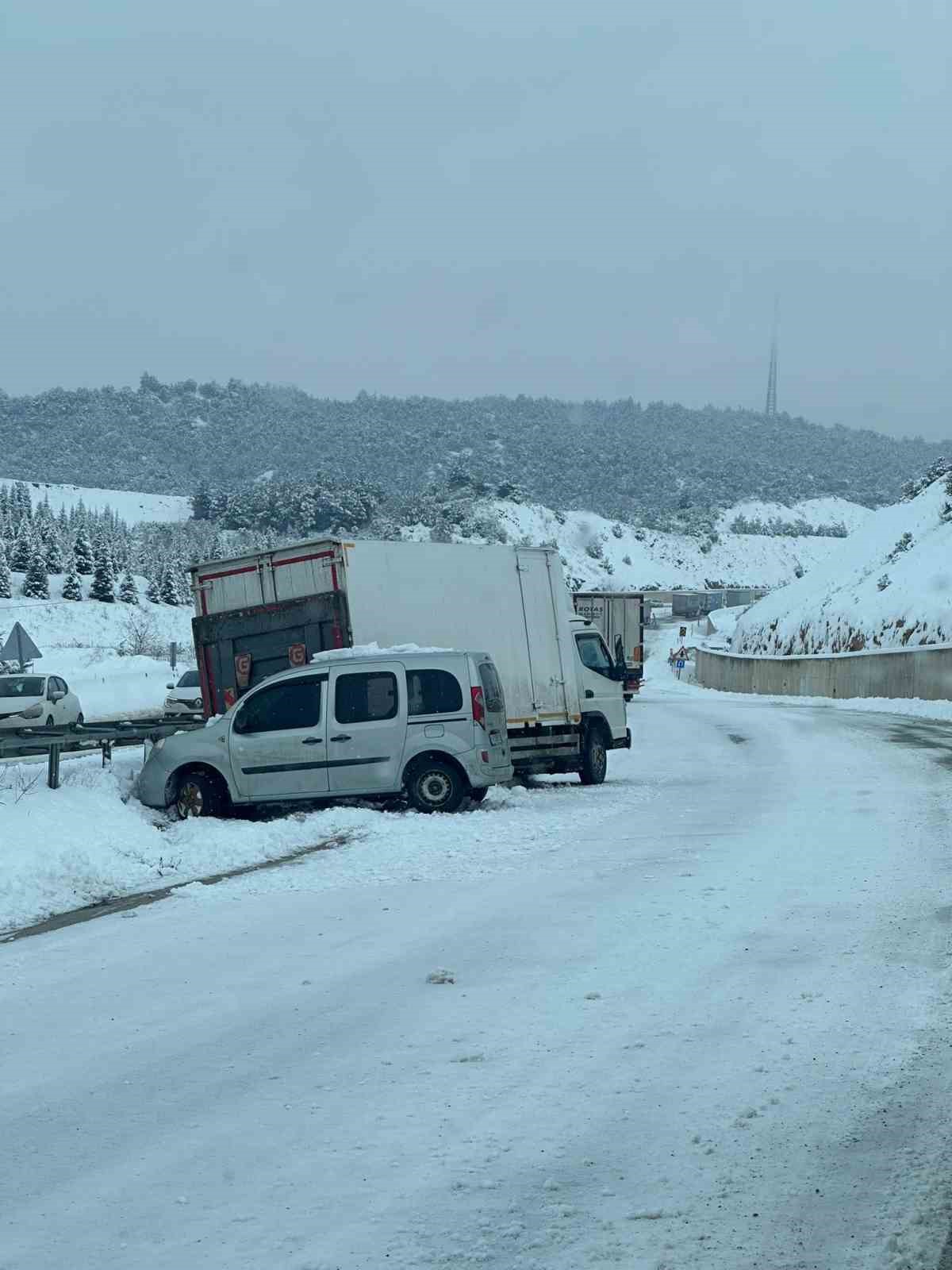 Yoğun kar nedeniyle Niksar-Erbaa kara yolunda trafik durma noktasına geldi
