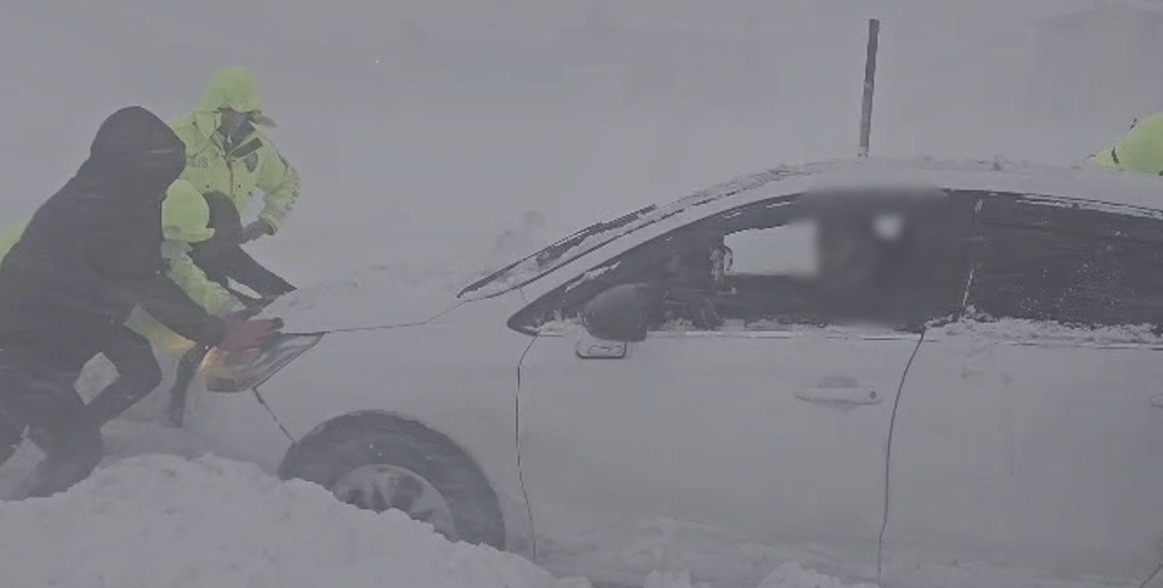 Yoğun kar ve buzlanmaya karşı Bitlis’te kar motorlu önlem
