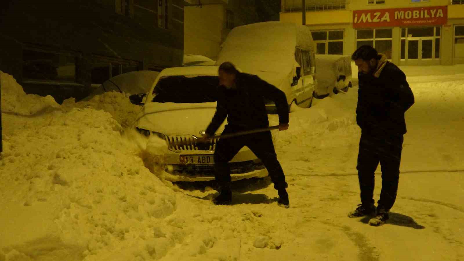 Yoğun kar ve tipi Bitlis’te hayatı olumsuz etkiledi
