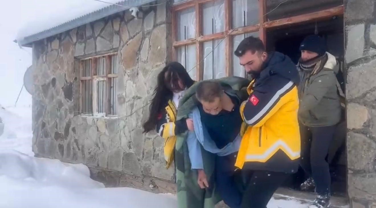 Yoğun kar ve zorlu şartlara rağmen hayat kurtaran müdahale
