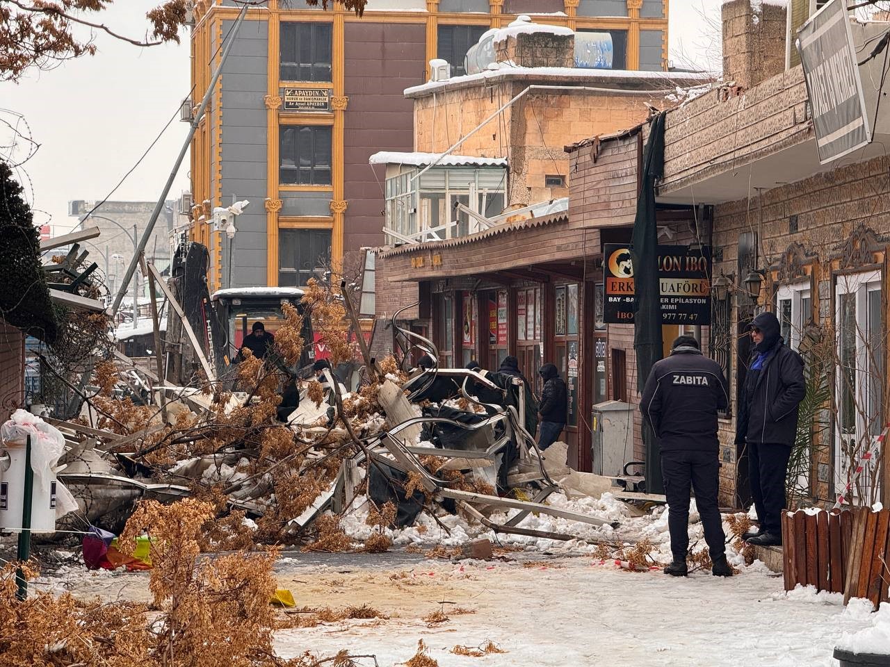 Yoğun kar yağışı Suruç’taki sanat sokağında çökmeye neden oldu
