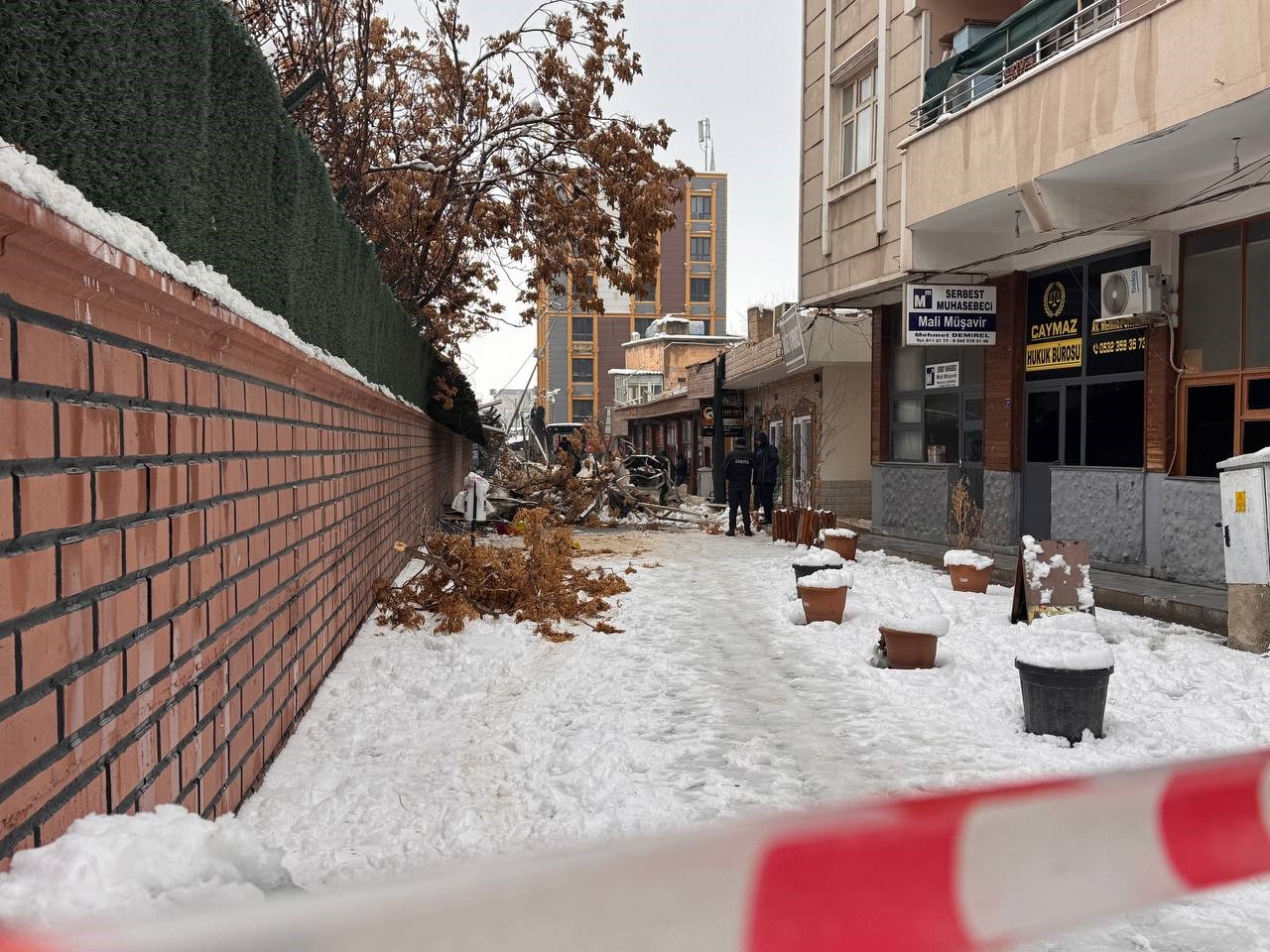 Yoğun kar yağışı Suruç’taki sanat sokağında çökmeye neden oldu
