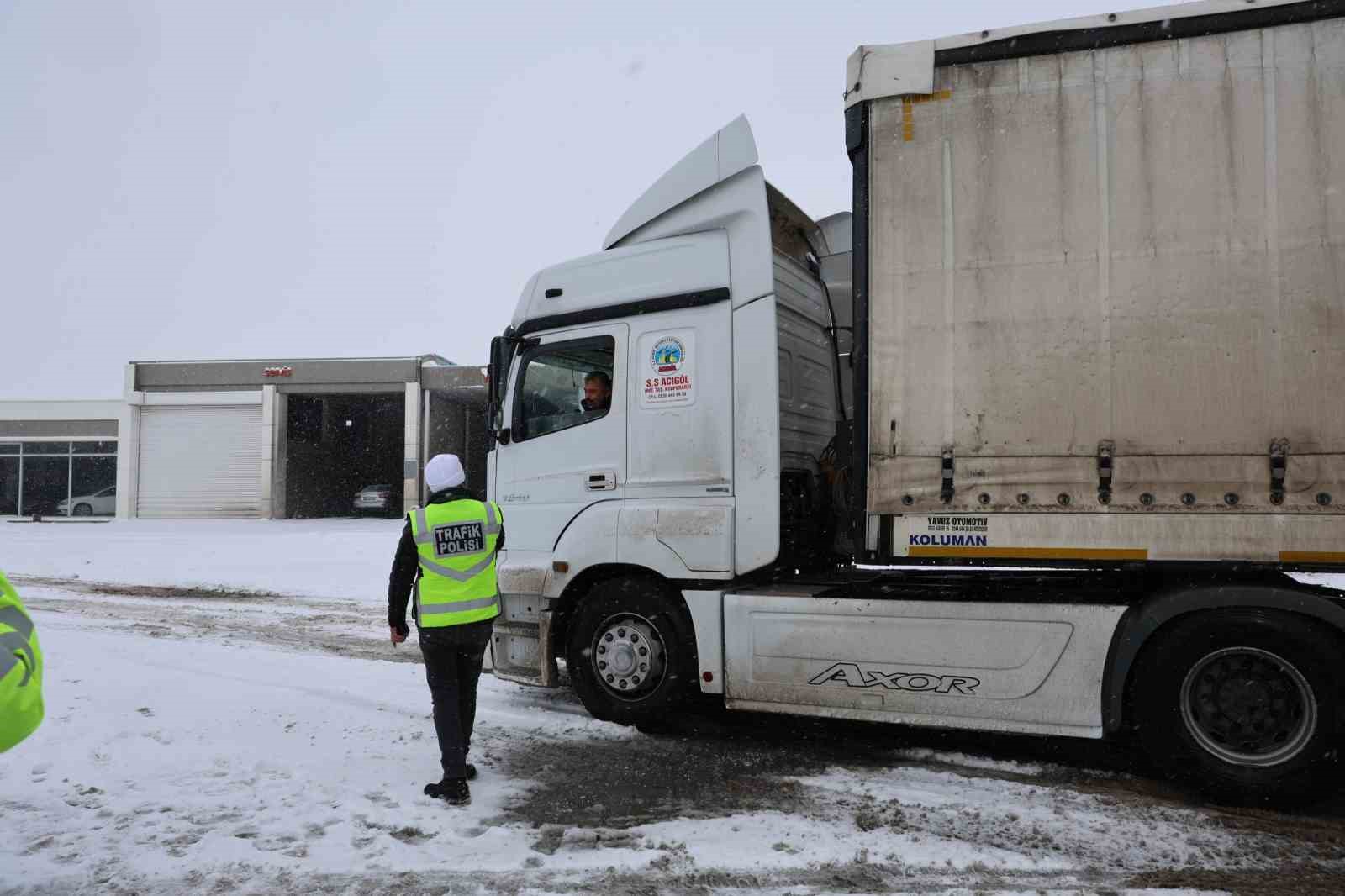 Yoğun kar yağışı ulaşımı etkiledi
