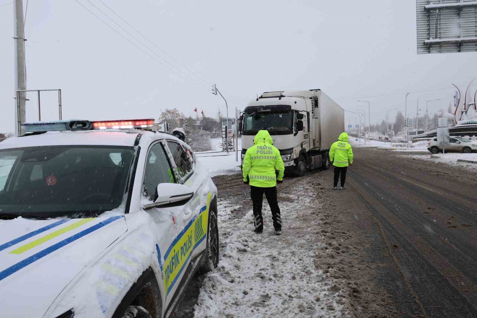 Yoğun kar yağışı ulaşımı etkiledi
