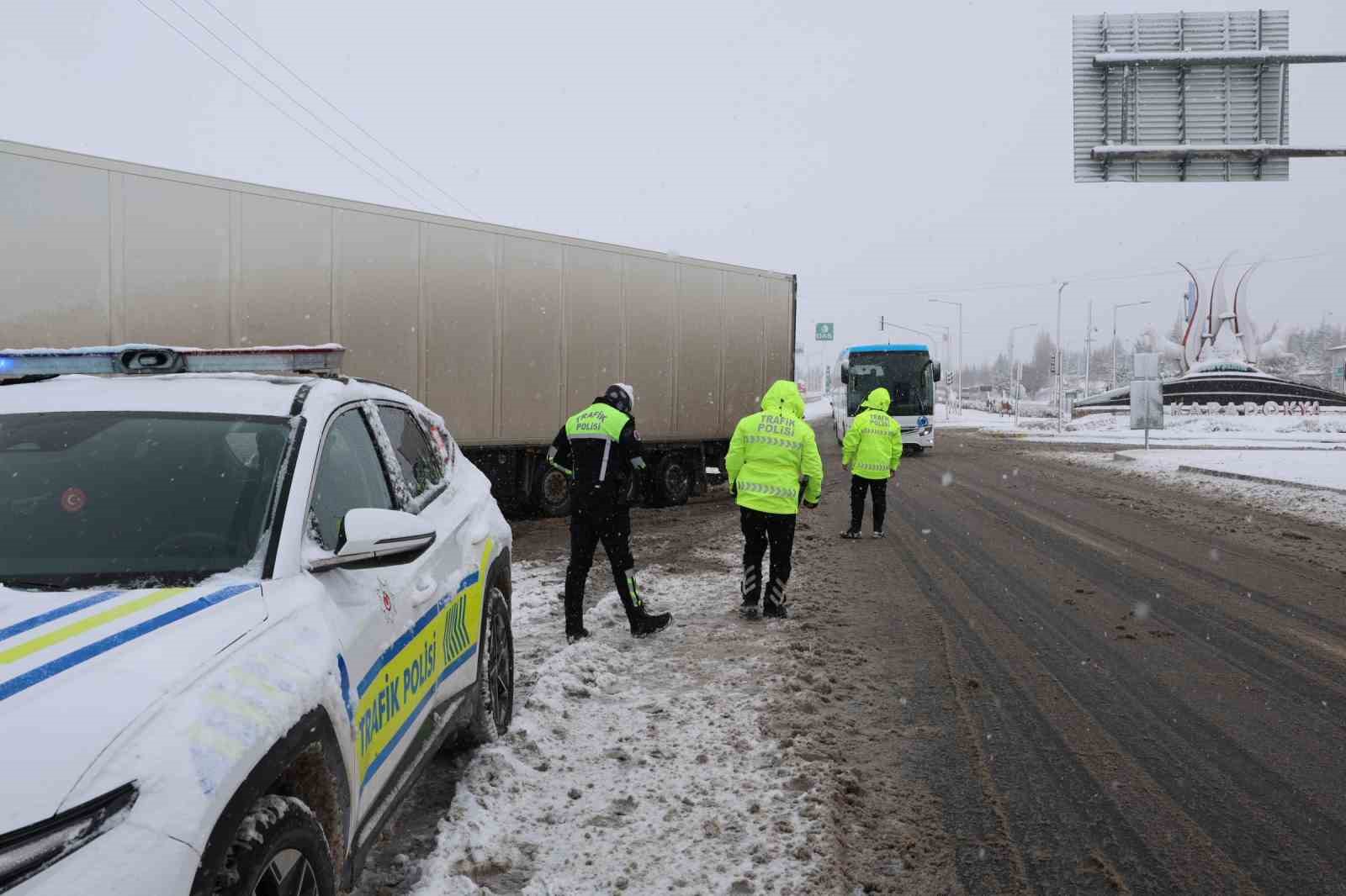 Yoğun kar yağışı ulaşımı etkiledi
