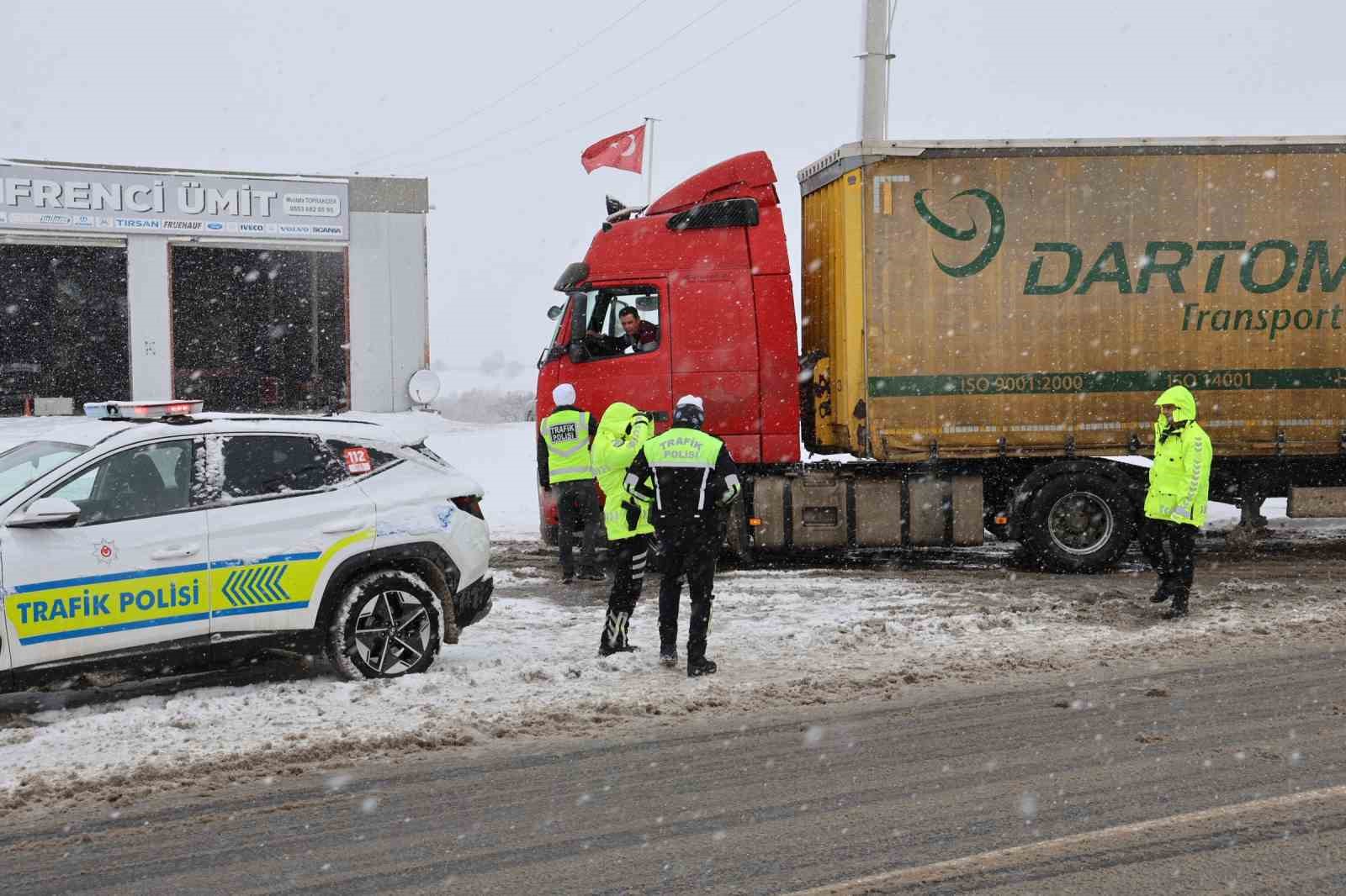 Yoğun kar yağışı ulaşımı etkiledi
