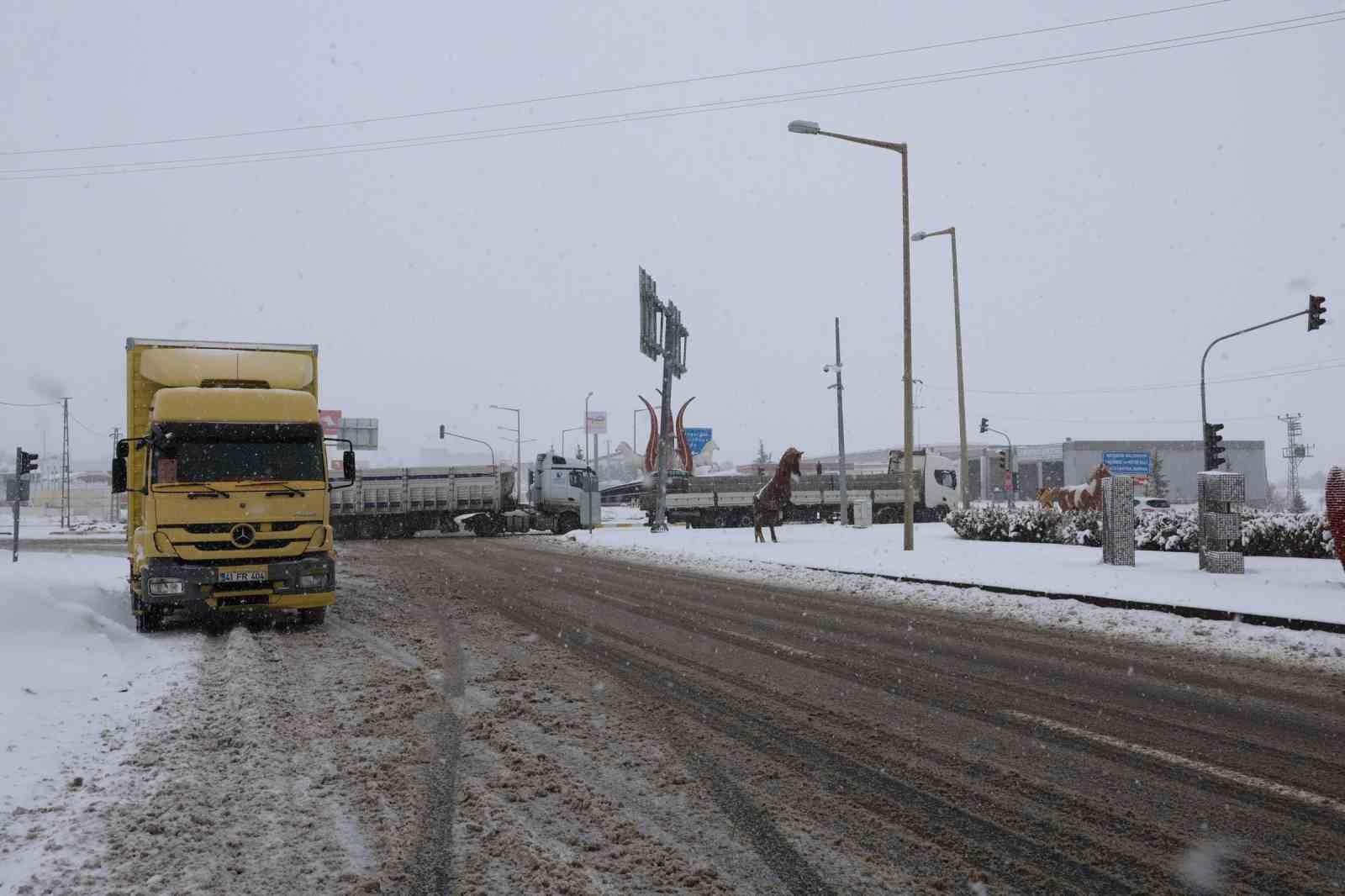 Yoğun kar yağışı ulaşımı etkiledi
