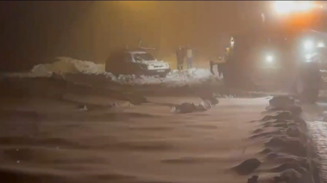 Yoğun kar yolu kapattı, ekipler mahsur kalan araca ulaştı
