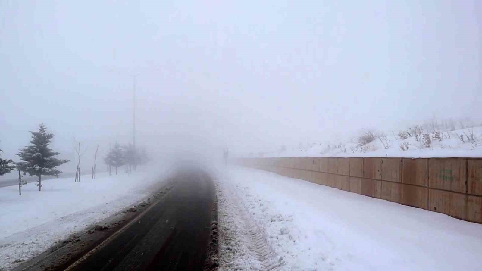 Yoğun sis Besni’yi etkisi altına aldı
