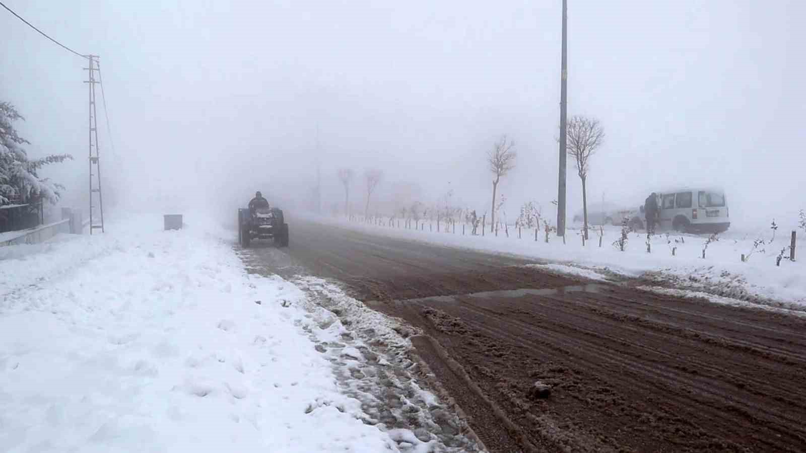 Yoğun sis Besni’yi etkisi altına aldı
