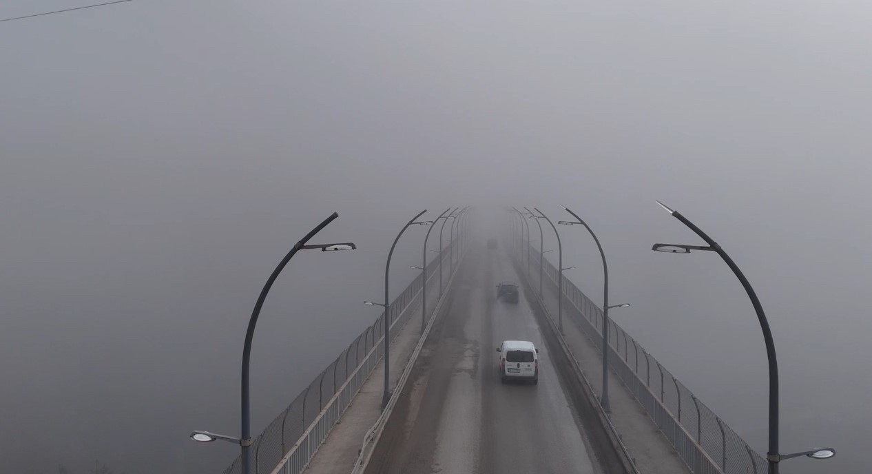 Yoğun sisten kaybolan yapılar dronla görüntülendi
