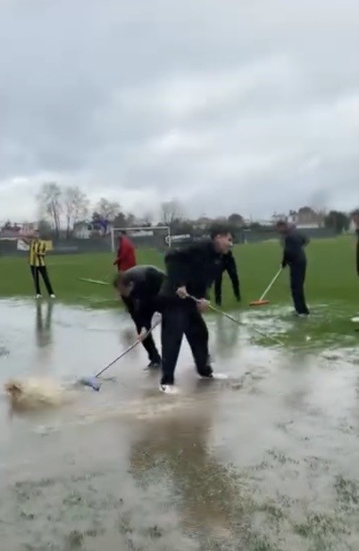Yoğun yağış nedeniyle oluşan su birikintilerini taraftar ve görevliler temizledi

