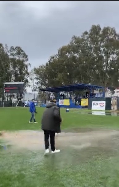 Yoğun yağış nedeniyle oluşan su birikintilerini taraftar ve görevliler temizledi
