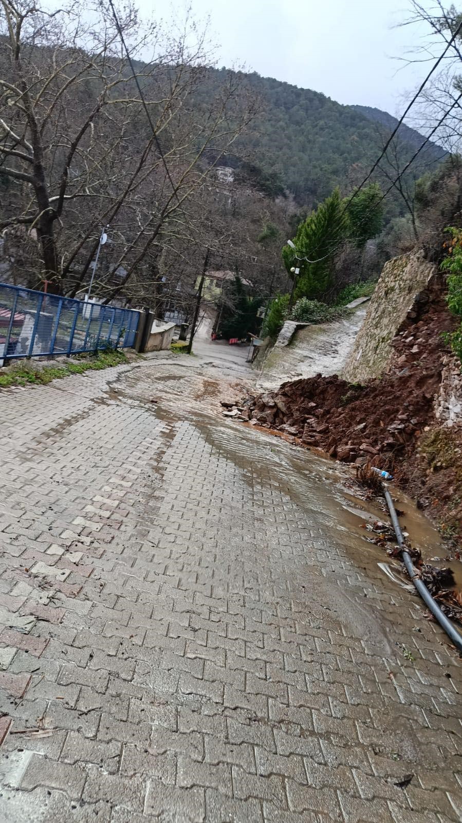 Yoğun yağış sonrası istinat duvarı çöktü
