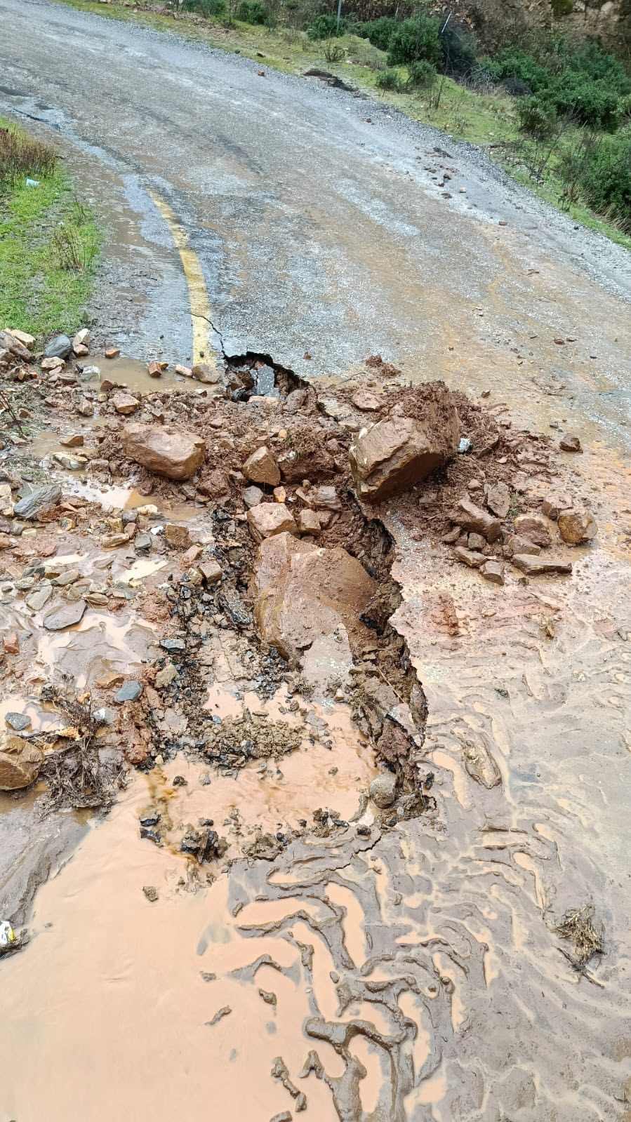 Yoğun yağış sonrası istinat duvarı çöktü
