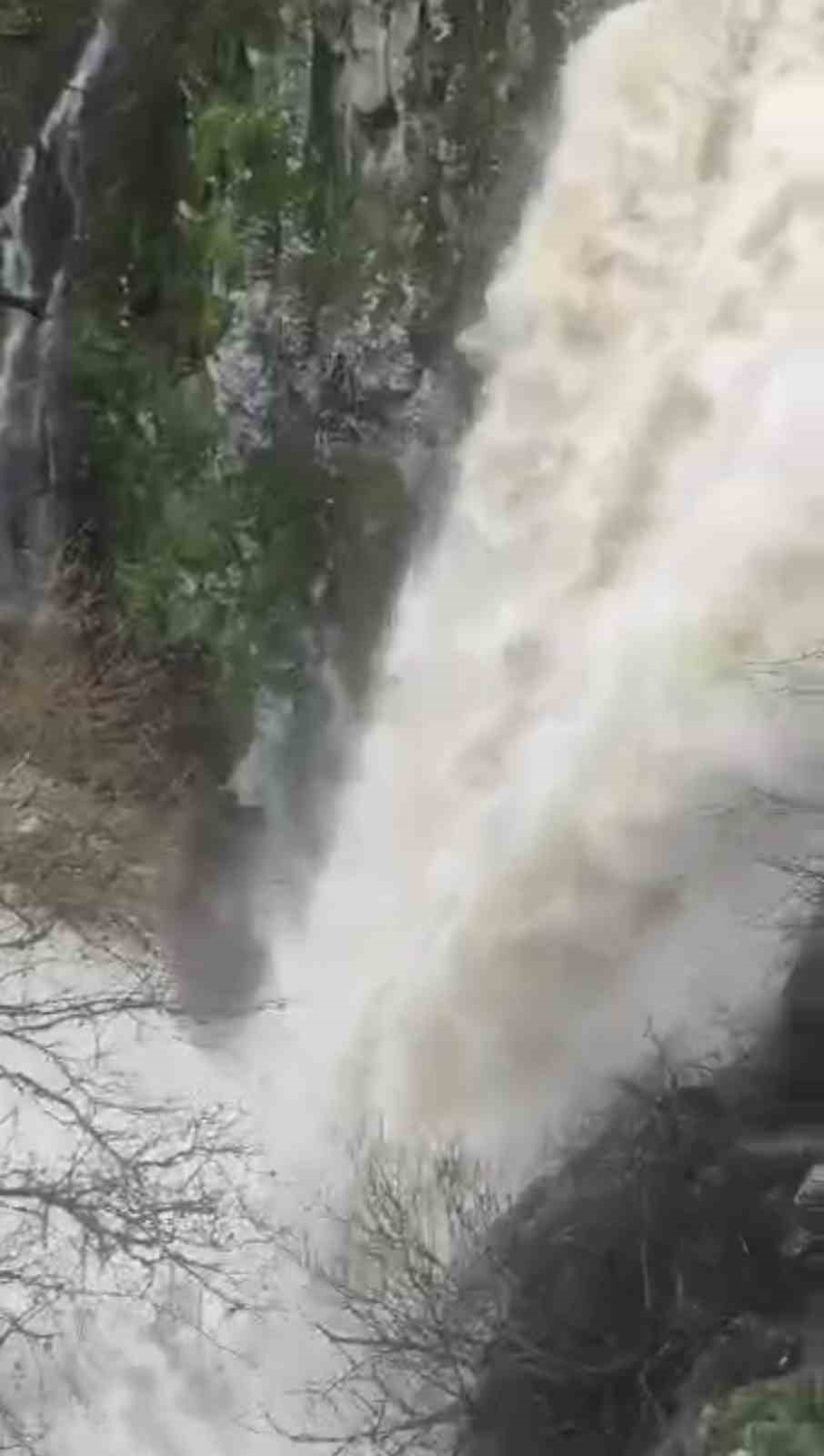 Yoğun yağışlar, Şeyhandede Şelalesinin debisini arttırdı
