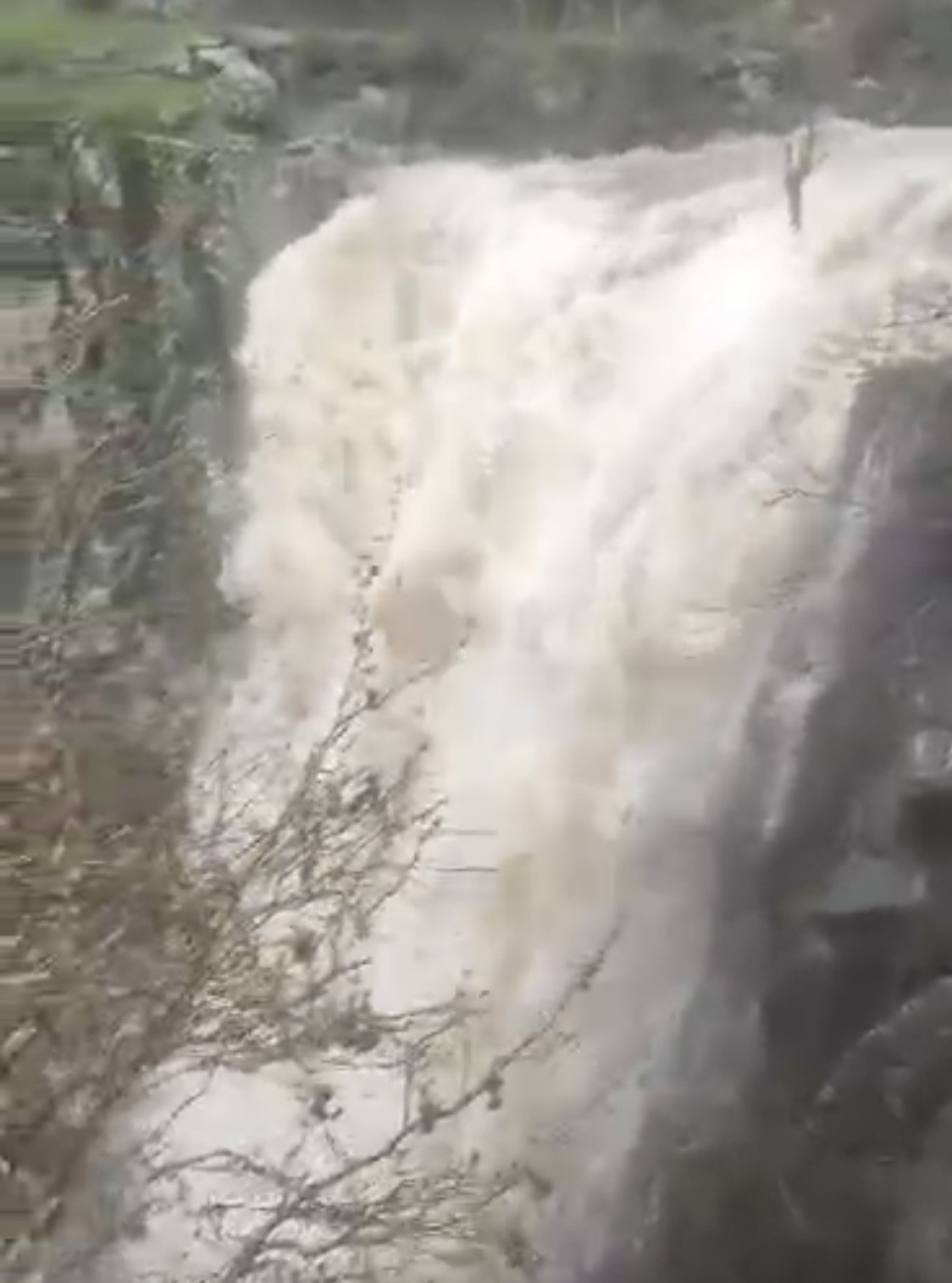 Yoğun yağışlar, Şeyhandede Şelalesinin debisini arttırdı
